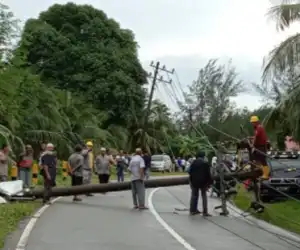 Satu Unit Mobil Ringsek Tertimpa Tiang Listrik di Aceh Selatan