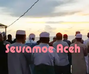 Menakjubkan! Shalat Mahgrib Berjamaah di Tengah Laut