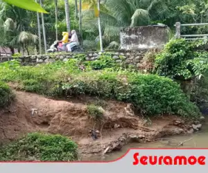 Erosi Gerus Abutmen Jembatan Penghubung Antar Gampong di Abdya