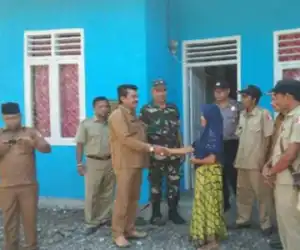 Camat Tadu Raya Serahkan Rumah bantuan Secara Simbolis