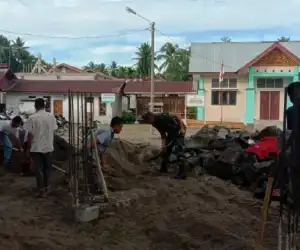 Bersama Warga, TNI di Aceh Jaya Bangun Masjid