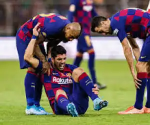 Mengalami Cedera Lutut, Luis Suarez Terancam Absen 4 Bulan Bersama Barcelona