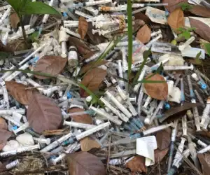 Limbah Medis Milik Puskesmas Babahrot di Buang Dikebun Warga