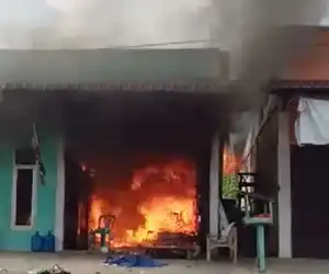 Diduga Korsleting Listrik, Dua Ruko Terbakar di Abdya