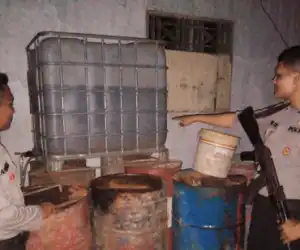 Diduga Tempat Penimbunan BBM, Sebuah Rumah Digerebek Polisi
