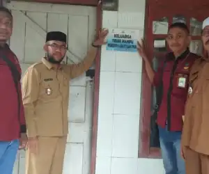Dinsos Abdya, Pasang Stiker Keluarga Kurang Mampu di Rumah Peserta PKH