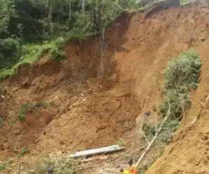 Tertimbun Longsor, Dua Meninggal Dua Dilarikan Ke Rumah Sakit