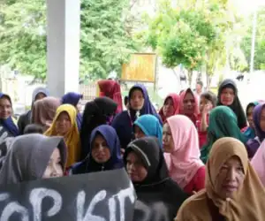 Minta Penangguhan Penahanan Keuchik, Warga Geruduk Kantor Camat