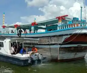 Diduga Kerusakan Mesin, Kapal dan 14 WNA terdampar di Aceh Barat