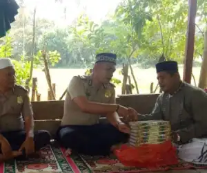 Polsek Manggeng Wakafkan Al Quran Kepada Ponpes Ulumul Qur'an