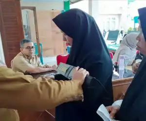 Peserta Ujian CPNS Nagan Raya Diperiksa Pakai Alat Metal Detektor