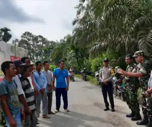 Babinsa Tadu Raya Pasang Spanduk Himbauan Stop Membakar Hutan dan Lahan