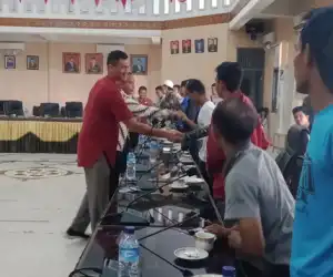 Terkait Mosi Tak Percaya Terhadap Keuchik, Warga Datangi Gedung DPRK Abdya