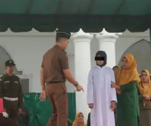 Dua Pasangan Mesum di Simeulue Dieksikusi Cambuk