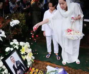 Hari Ini BCL Kembali Berziarah ke makam Ashraf Sinclair
