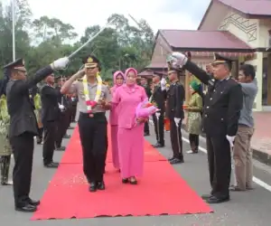 Isak Tangis Warnai Lepas Sambut Kapolres Simeulue