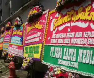 Raih Penghargaan MURI, Kantor SMSI Pusat Dipenuhi Bunga