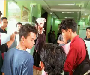 Puluhan Mahasiswa UTU Meulaboh Berunjuk Rasa Didepan Rektorat