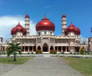 Cegah Covid-19, Sajadah dan Lantai Masjid Agung Meulaboh Dibersihkan