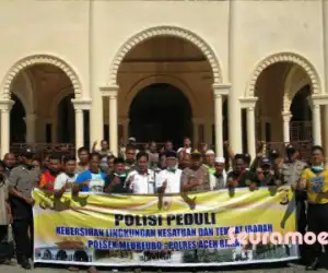 Muspika Meuruboe Bersama Kades Seprotkan Cairan Disinfektan di Masjid