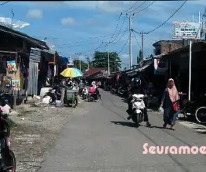 Aktivitas Jual-Beli di Pasar Simpang Peut Nagan Raya Lesu