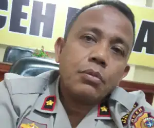 Cegah Covid-19 Polres Aceh Barat Semprot Desinfektan di Fasilitas Umum