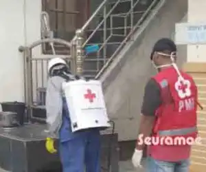 Rumah ODP Disemprot Desinfektan Oleh Tim Penanganan Covid-19 PMI