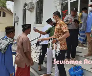 Deteksi Covid-19, Jamaah Shalat Jumat di Nagan Raya di Screening Suhu Tubuh