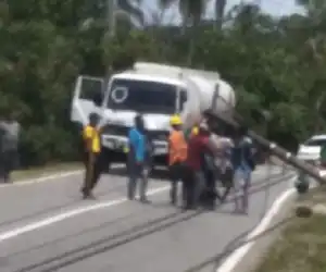 Sembilan Tiang Listrik di Abdya Tumbang di Atas Jalan