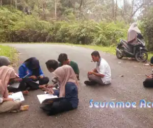 Sedih! Mahasiswa Nagan Raya Kuliah Diatas Badan Jalan