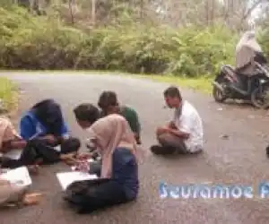 SOMBEP Aceh Barat: Menyedihkan Mahasiswa Beutoung Kuliah di Jalan