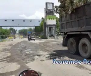 Jalan Depan Simpang Keluar Masuk Mobil PLTU 3 dan 4 Semakin Rusak