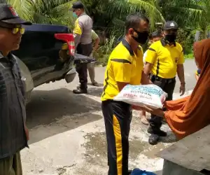Ditengah Covid-19, Polsek Manggeng Salurkan Sembako Untuk Janda Kurang Mampu