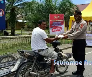 Polres Nagan Raya Bagikan 125 Nasi Bungkus Kepada Pengguna Jalan
