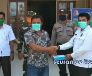 SPS Serahkan Bantuan Thermo Gun Kepada Camat Tadu Raya