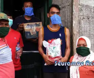 Hj. Puji Hatini Bagi-Bagi Takjil Kepada Tetangga dan Warga Sekitar