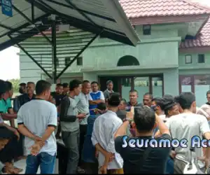 Warga Peulenteu Aceh Barat Demo ke Kantor Camat, Ini Tuntutannya