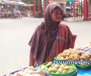 Diduga Alami Gangguan Jiwa, Perempuan Ini Ganggu Penjual Menu Berbuka