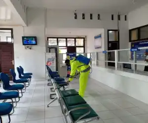 Sat Lantas Polres Nagan Raya Lakukan Penyemprotan Disinfektan