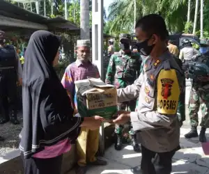 Forkompimda Nagan Raya Menyalurkan Bantuan Sosial