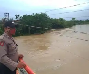 Curah Hujan Tinggi, Jajaran Polres Nagan Raya Pantau Debit Air Sungai