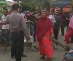 Berniat Dijumpai Plt Bupati, Masyarakat Aceh Selatan Blokir Jalan Nasional