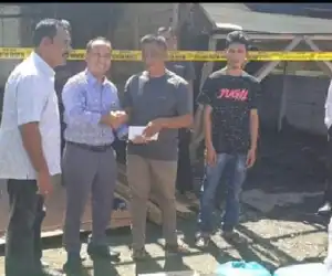 Korban Kebakaran Terima Bantuan dari Pemkab Abdya dan Bank Aceh Syariah Blangpidie
