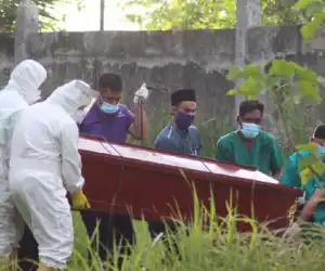 Kisah Polisi Aceh Ikut Proses Pemakaman Pasien Corona yang Ditolak Warga