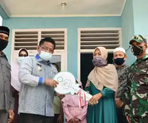 Wali Kota Aminullah Serah Langsung Tiga Unit Bantuan Rumah Duafa untuk Warga