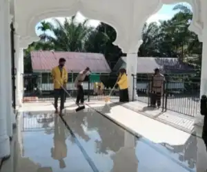 New Normal, Kompi 3 Batalyon C Pelopor dan Mahasiswa UTU Lakukan Semprot Disinfektan di Dayah