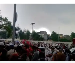 Demo di Depan Gedung DPR Teriak Turunkan Jokowi dan Bakar Bendera Palu Arit