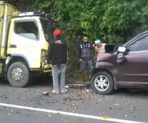 Hendak Menyalip Mobil, Xenia Hantam Truck LPG