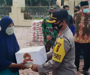 Polres Nagan Raya Salurkan Ratusan Paket Sembako Kepada Warga