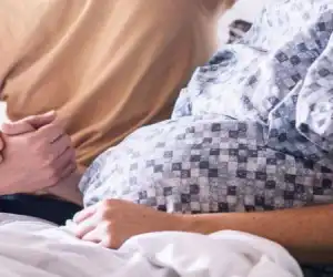 Ini Manfaat Genggaman Suami pada Istri Saat Proses Melahirkan